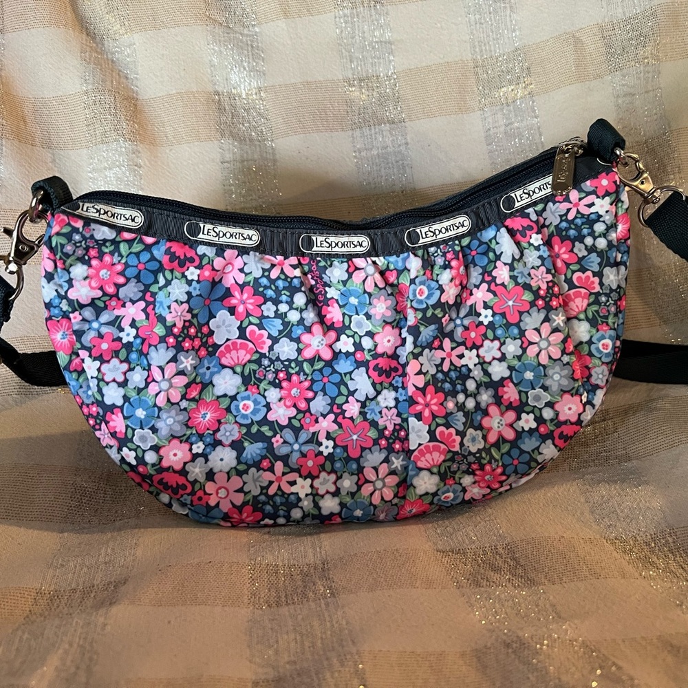 LeSportSac- Floral Small Purse, Polyester- Pre-Owned Great condition.